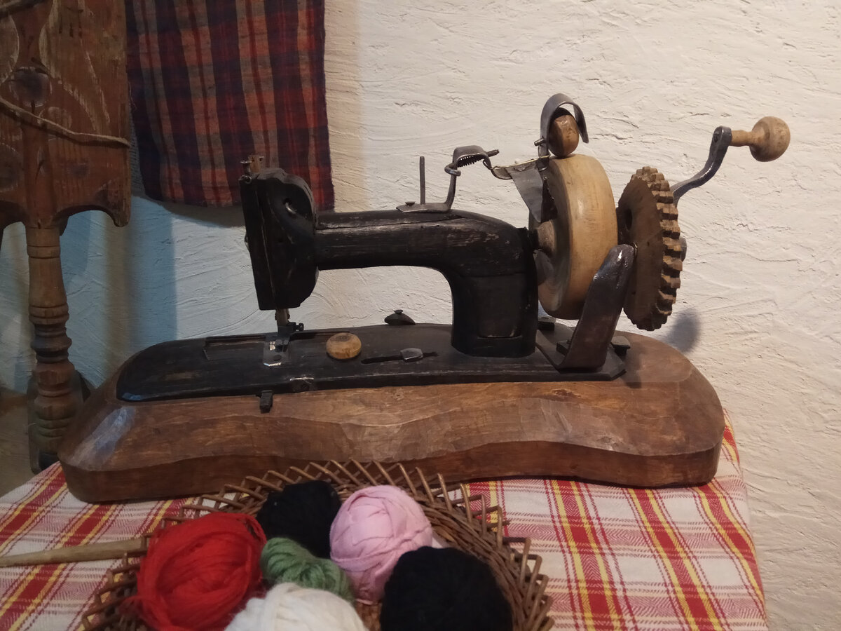 Деревянная швейная машинка в постоянной экспозиции Государственного исторического музея Южного Урала