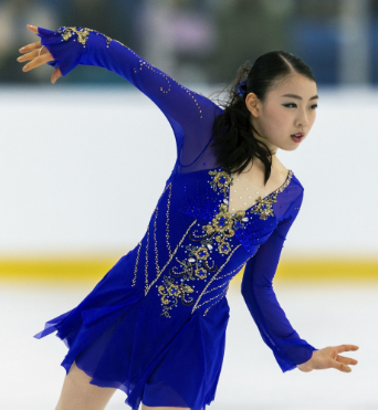 Японка Рика Кихира и её платье насыщенно-василькового синего цвета к произвольной программе 2019 года