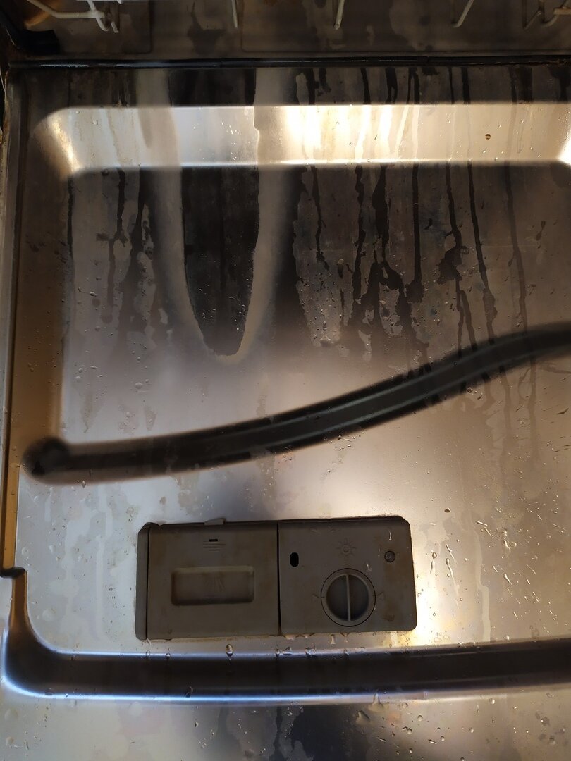 Дверца. След от вытекающего средства и коричневый налет на пластике