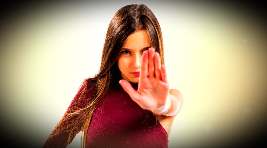 личные границы девушка. личное пространство девушки. гармония человека. серьезная женщина. красивая девушка личные границы.