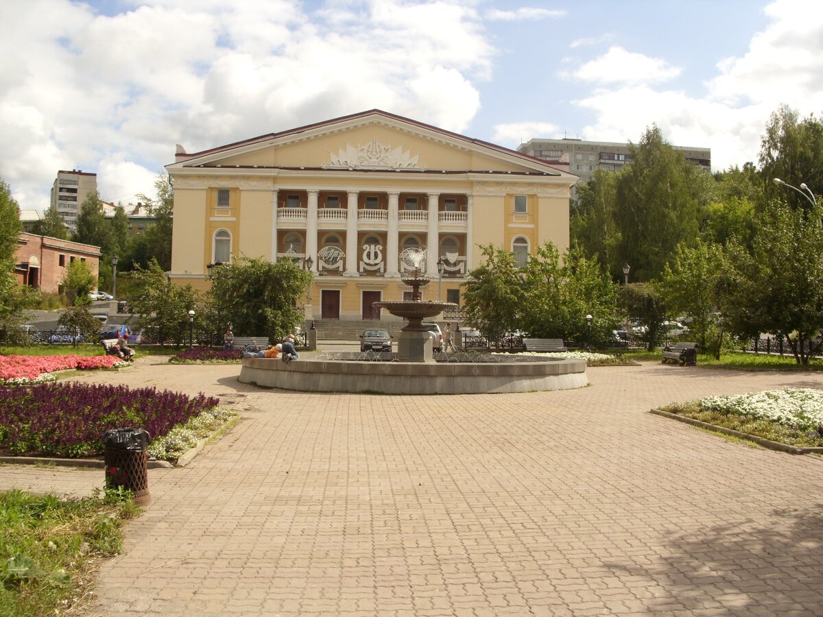 Театральная площадь Новоуральск