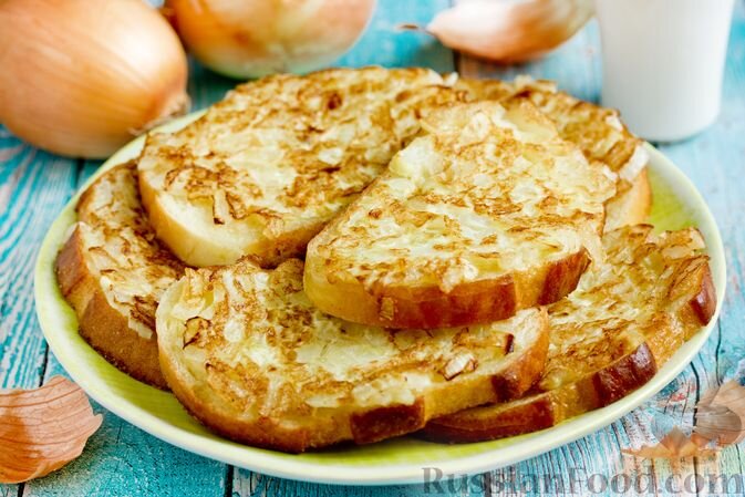 батон, лук репчатый, яйца, соль, перец чёрный молотый, масло подсолнечное