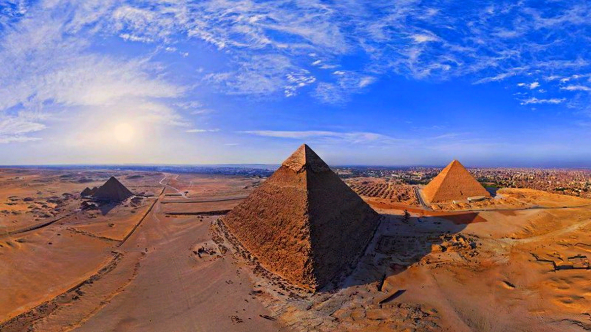 Египет(г.Гиза) На переднем плане "Пирамида Хеопса"