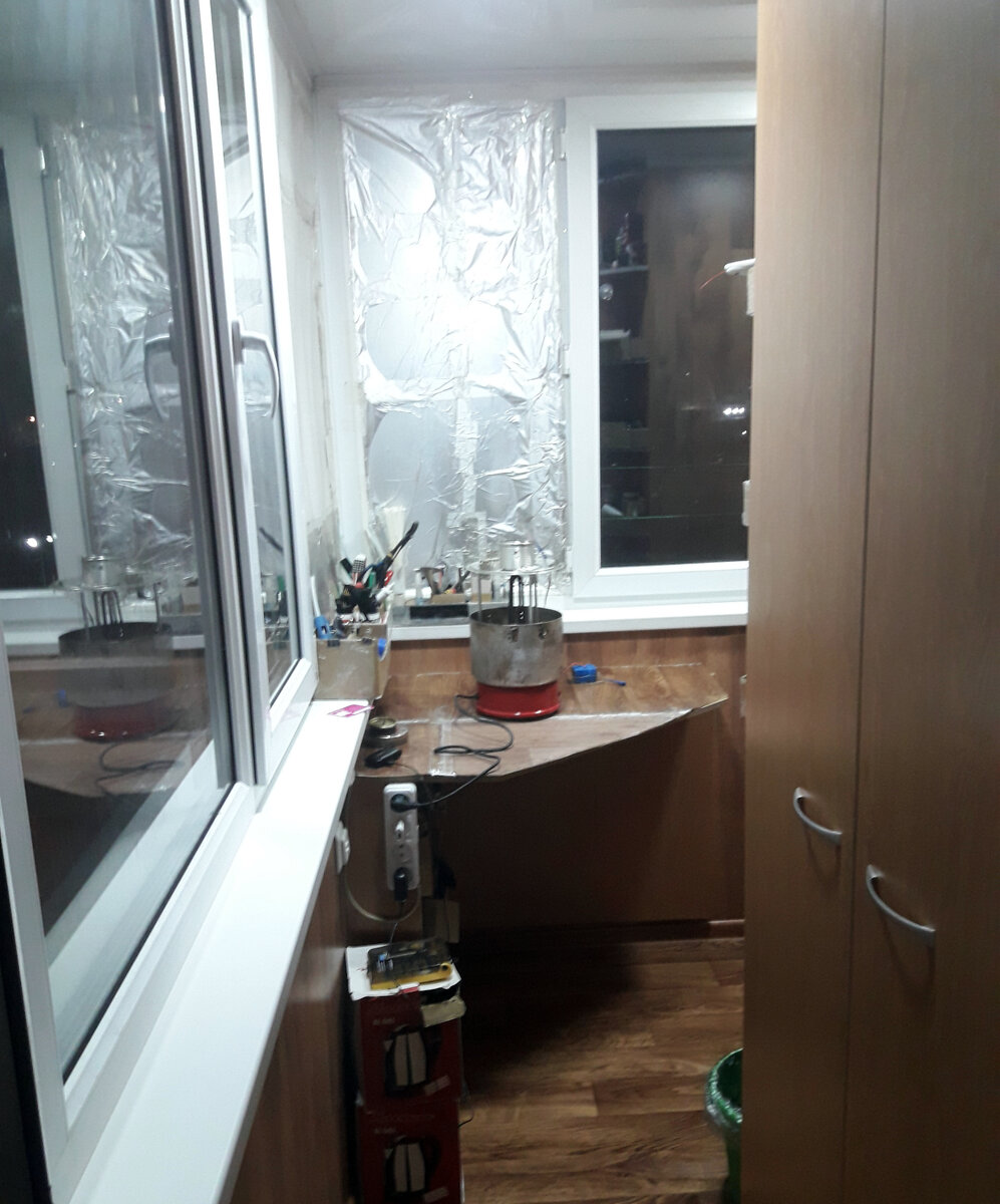 Мой балкон, вид из комнаты. Справа первый шкаф, от пола до потолка, ширина - 100 сантиметров.