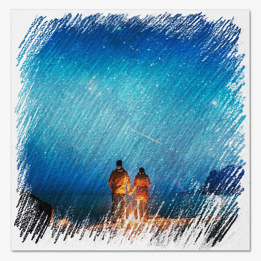 Двое на берегу смотрят вдаль