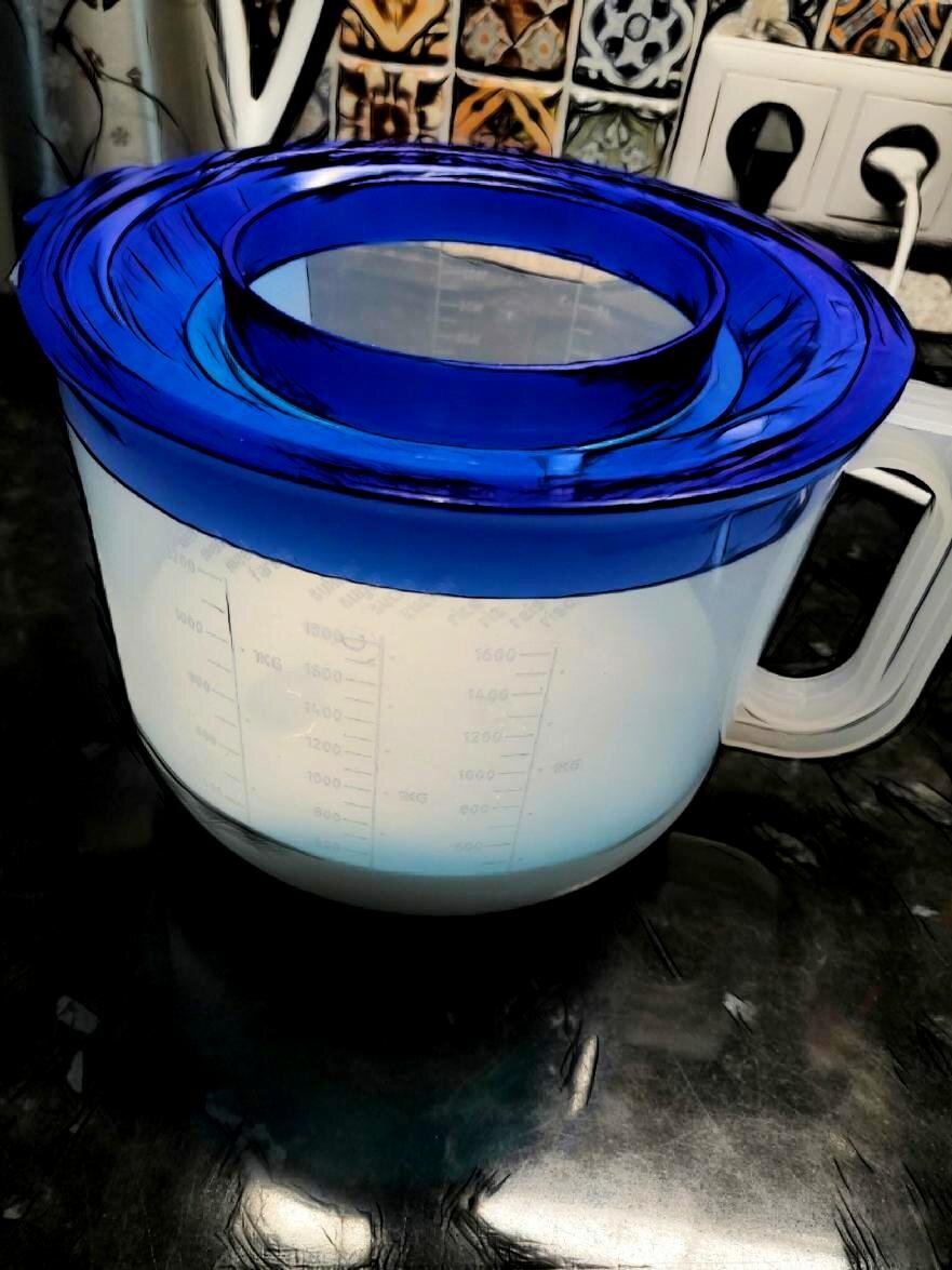 Наливаем  сливки в ёмкость для взбивания