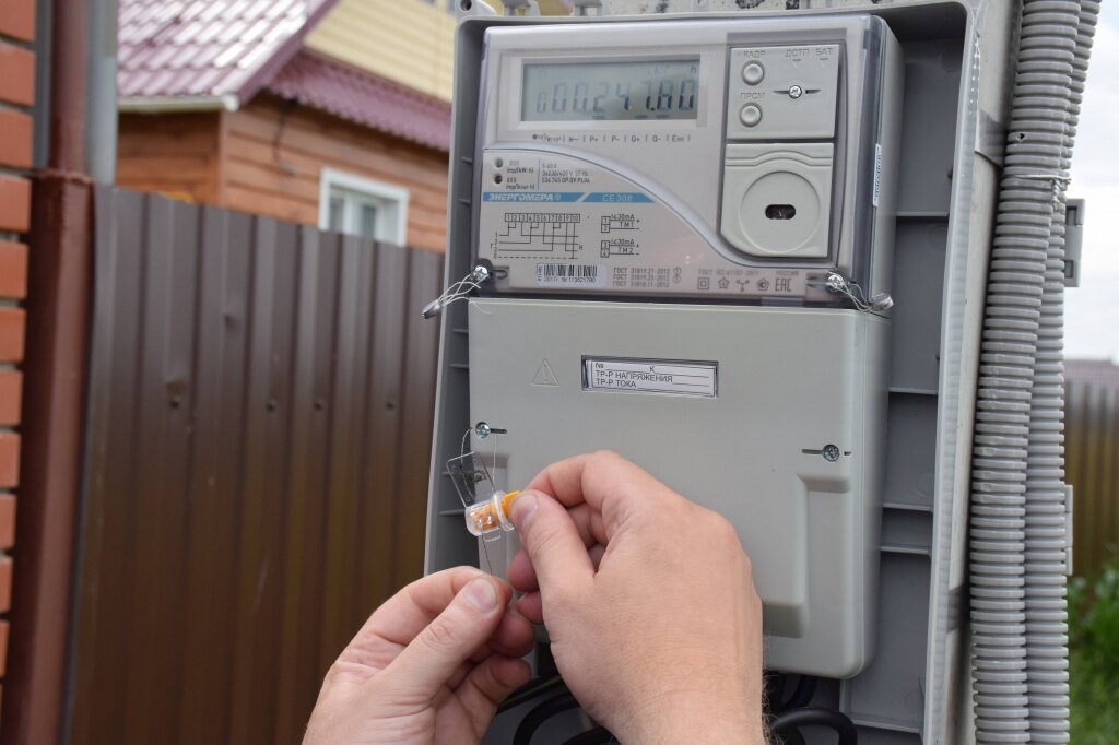 Опломбировка клеммной крышки счетчика электроэнергии.