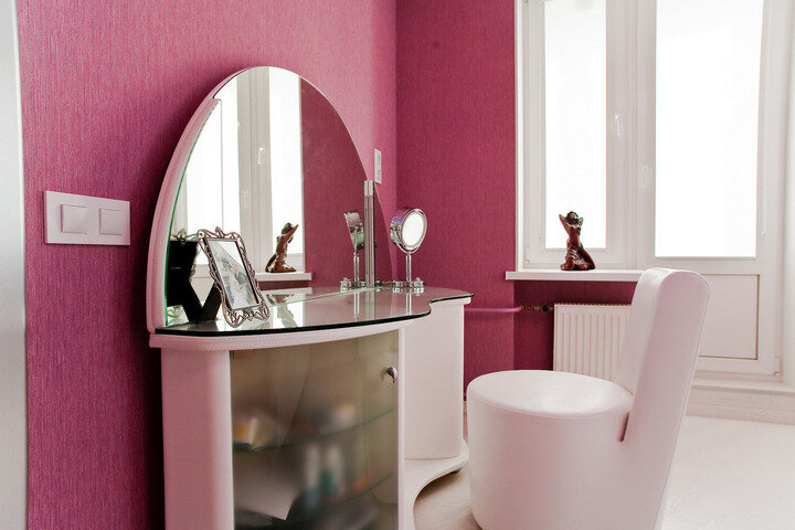 Столик к интерьере спальни