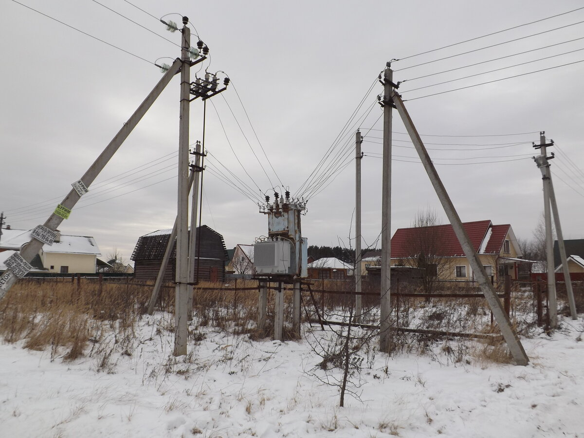 Столб линии электропередач на участке. Высоковольтные линии рядом с домом. Дом под высоковольтной линией. Высоковольтные линии рядом с домом. Дача под лэп.