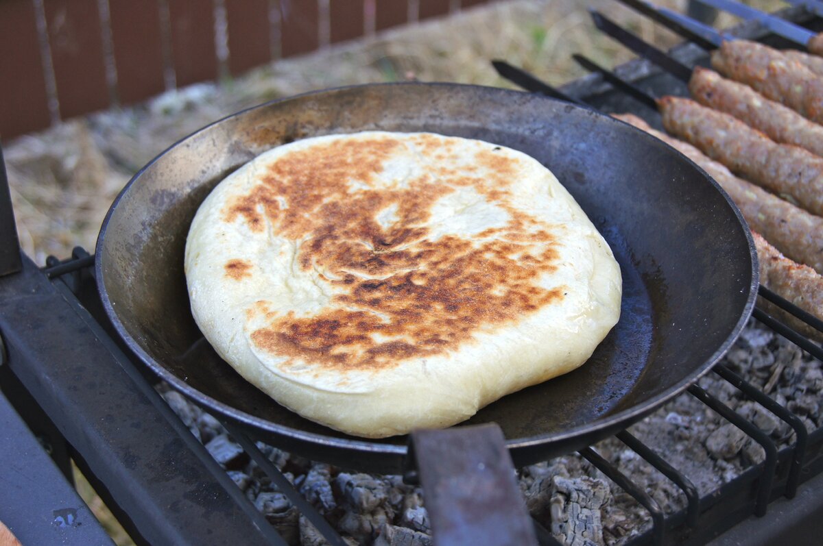 Лепешки с сыром и пряными травами на гриле