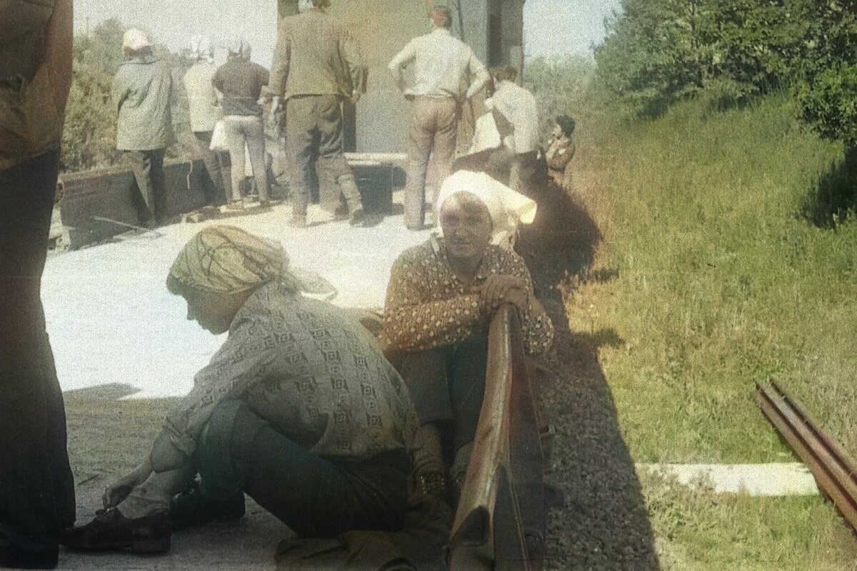 Наш рабочий поезд остановился на каком-то раздельном пункте. Укладка окончена. Сидим на ж.д. платформе, ждем, когда тепловоз даст длинный гудок и наш маленький железнодорожный состав, состоящий из классного вагона, платформы и крана-разборщика покатится по рельсам на запад, где более чем в 100 км. находится город Бикин, где дислоцируется ПМС-217. На переднем плане Галина Ставицкая и Татьяна Дмитриева.