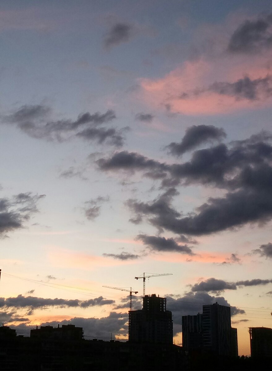 Как спокойно и прекрасно , только вглядитесь в эти завораживающие облака .