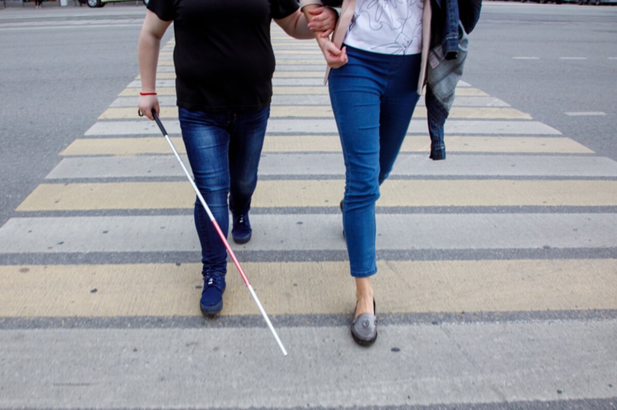 инвалиды со зрением. размытый фон люди в переговорной. инвалиды со зрением. нарушение зрения инвалидность. трость для слепых.