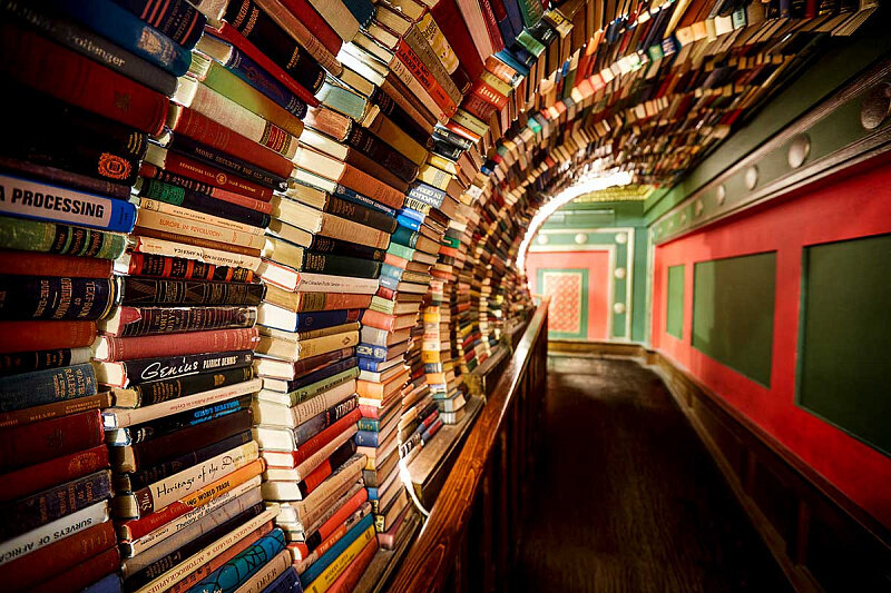 Закручено... Фото из книжного магазина The Last Bookstore, Лос-Анджелес. Источник фото: https://tourweek.ru/blogs/3121582