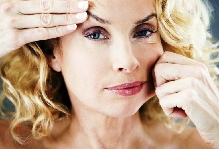 Старение — процесс более чем естественный, и его нельзя обратить вспять. Доказано, что большинство изменений в нашем организме предопределены генетически лишь на 20 % и замедлить процесс преждевременного увядания кожи в наших силах. Ниже – 6 самых распространенных привычек, которые провоцируют появление заломов и глубоких морщин на лице. 
Жевательная резинка освежает дыхание, предотвращает развитие кариеса и даже помогает бороться с курением. А еще, она приводит к появлению морщин. Бесконечные движения челюстью способствуют формированию морщинок на верхней губе, из-за сильного напряжения мышц лица возникают складки. Во избежание проблем с кожей, любимую "жевачку" можно заменить мятными конфетами, дважды в день пользуйтесь жидкостью для полоскания рта!

В осенне-зимний период именно горячий душ помогает согреться и расслабиться после напряженного рабочего дня. Незаменимое средство для борьбы с усталостью, стрессом, бессонницей. Но есть и плохие новости: от привычки подолгу нежиться в ванной, появляются морщины. Струя горячей воды направленная на тонкую и чувствительную кожу приводит к разрушению ее гидролипидного слоя, отсюда зуд, шелушение и покраснения. Контрастный душ для лица, напротив, избавляет даже от глубоких морщин. Чередование горячей и холодной воды хорошо освежает, способствует разглаживанию и очищению кожи.

Мимические морщины – это первые характерные черты возрастного увядания кожи. Они появляются в зонах подвижной мимики, служащих для передачи эмоций.
Читайте интересное: Как правильно поставить цель: 5 важных советов, которые помогут достичь своего. (http://vanilla.su/kak-pravilno-postavit-cel-5-vazhnyh..)
Чтобы качественно "накраситься" большинству из нас нужны не только крепкие нервы, но и немного времени. И за это время мы безжалостно растягиваем нежную кожу века в разные стороны. Если переборщить с натягиванием - появления гусиных лапок неизбежно.

Эффект от использования контактных линз похож на нанесение теней или подводки для глаз: кожа вокруг глаз подтягивается вверх и вниз, чтобы открыть веко как можно шире. Но, увы, без этого шага не обойтись. Мимические морщины также могут появляться из-за неправильно подобранных диоптрий. Дельный совет: каждые два года проверяйте зрение и время от времени возвращайтесь к старым-добрым очкам!

Следить за чистотой кожи – это нормально. Проблемы возникают из-за частого использования агрессивных лосьонов для умывания, жестких скрабов, которые удаляют естественный защитный барьер. Излишняя любовь к очищению грозит нарушением уровня рh кожи, от чего она становится сухой и чувствительной, появляются мелкие морщинки. Косметологи не советуют использовать скраб для лица чаще, чем раз в три-четыре дня.

Сейчас многие добираются до места работы на собственном автомобиле. Таким образом, левая половина лица постоянно подвергается воздействию ультрафиолетовых лучей. Даже закрытые окна не гарантируют полную защиту от фотостарения. Чтобы избежать появления односторонних морщин и пигментации на коже используйте дневной крем с солнцезащитным фактором (SPF).