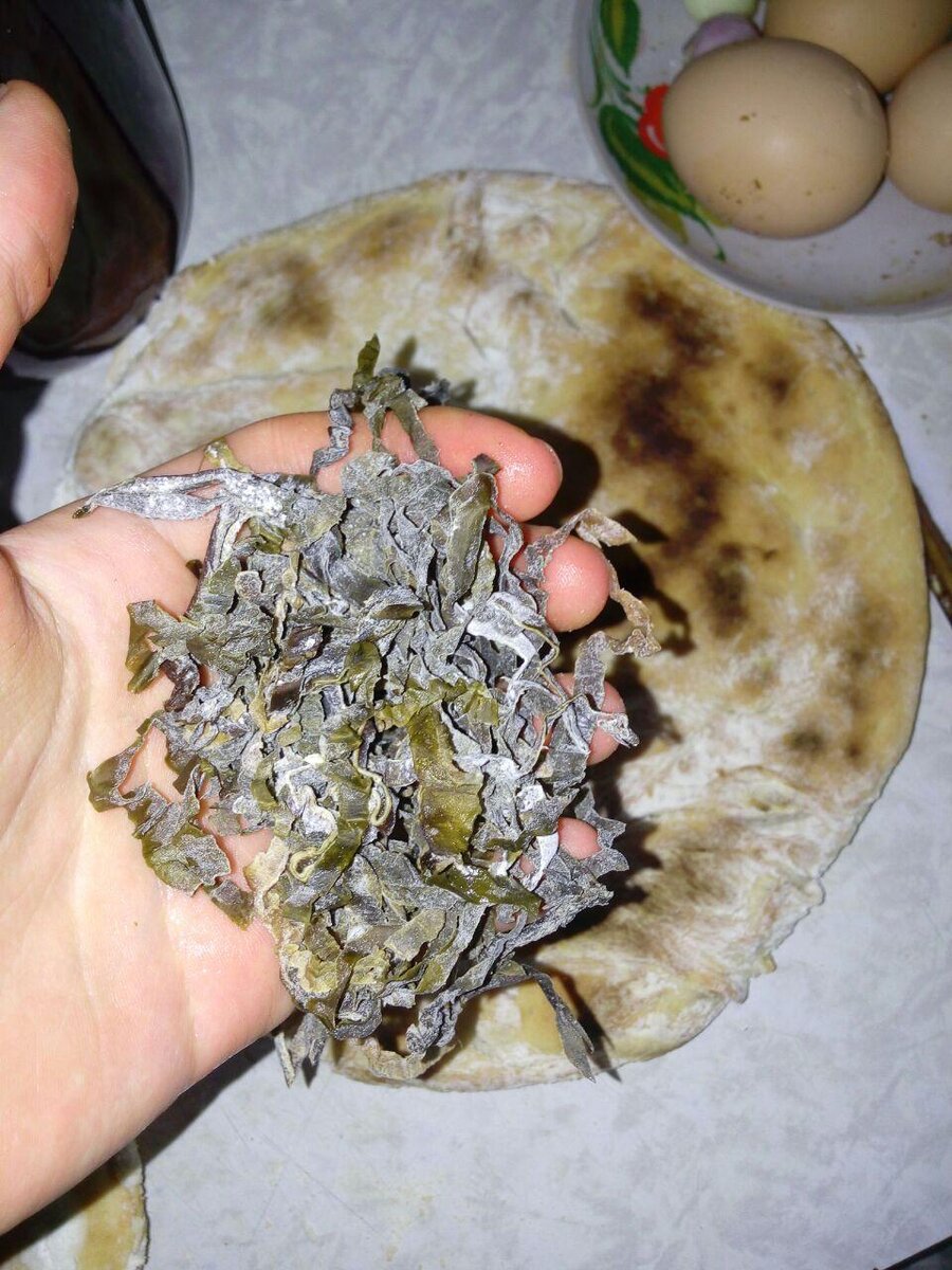 Морскую капусту лучше покупать в сухом виде, так как в маринованном виде добавляют уксус и консерванты