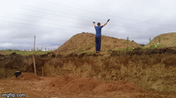 Брат делает сальто в песочнице.