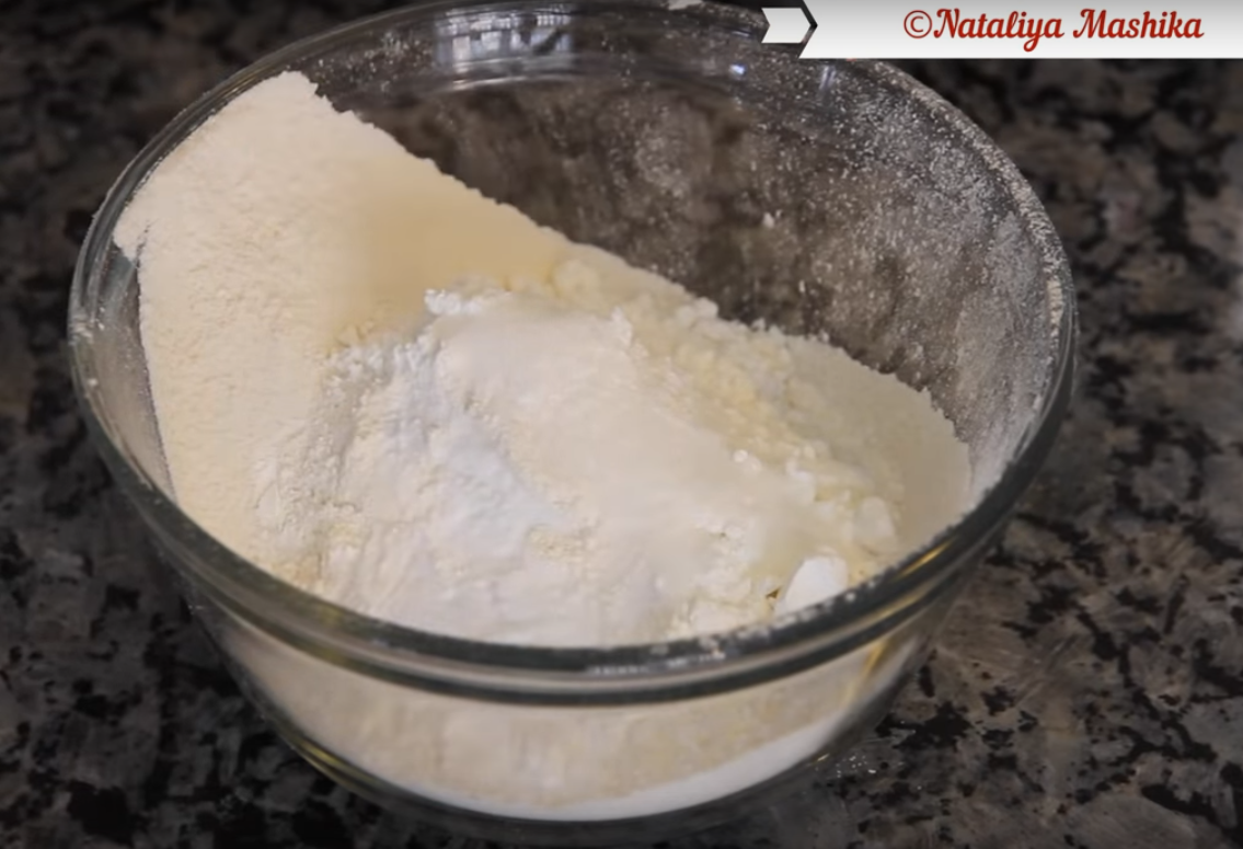 Муку соединяю с кукурузным крахмалом