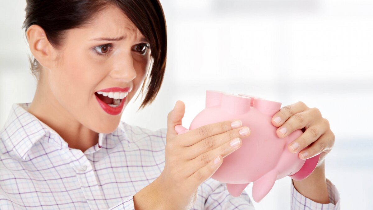 Если жене стало категорически не хватать денег на жизнь - это звоночек, что пора разбираться, куда идут семейные отношения. 
Изображение с infinica.ru