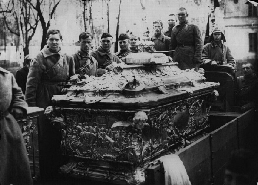 Солдаты позируют на фоне раки с мощами Александра Невского. Источник фото: https://fishki.net/2880066-vskrytie-pokazhet-kak-bolysheviki-ustroili-proverku-mowam-svjatyh.html/comment-33796995