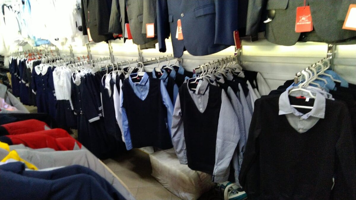 Много рубашек и водолазок с жилетками.