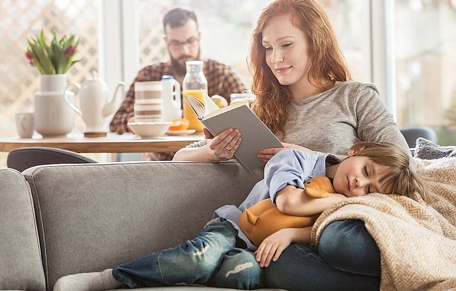 Бесспорно, дети считывают наше состояние безошибочно. Наши страхи передаются им моментально, уровень тревожности взлетает до небес. Что делать в таких случаях, как успокоить для начала самих себя? 
 
О повышенной тревожности я сама знаю не понаслышке. Бывает так, что тревожность носит генетический фактор. Думаю, у нас как раз тот самый случай. Уже третье поколение первых детей в моей семье, по линии отца, очень тревожные. К сожалению, уже нет очевидцев, которых можно было бы расспросить о родственниках до моего отца, но на примере уже нас троих (отец, я и моя старшая дочь) можно судить об очень похожих тенденциях. 

Тревожность – не тот случай, когда можно просто не обращать на это внимание, пускать на самотек. На примере своего отца я могла видеть, что, к сожалению, советские методы воспитания, «мальчики не плачут» и прочие подходы привели к невероятным защитам, адреналиновой зависимости и полной остановке процессов эмоционального развития. 
 
Конечно же, ни один родитель не желает, чтобы повышенная тревожность помешала его ребенку развиваться. Но, опять же, что делать со своими собственными тревогами, которые не спрятать? 
 
Поделюсь своими способами, основанными на подходе развития. 
 
1. Помните о своей роли альфы 
Система внимания каждого человека подчинена определенной иерархии. То есть, в первую очередь, мы замечаем то, что наш мозг определяет приоритетным на данный момент. Для удобства такую иерархию можно представить себе в виде пирамиды. И самый нижний слой у основания – это наши привязанности. А следом уже идет то, что нас тревожит. 
 
Скажем, я боюсь пауков. А я действительно их боюсь. Но если паук будет сидеть на ребенке, я смахну его без малейших колебаний. Даже возьму в тряпочку и милосердно выброшу в окно с шестого этажа, давить же жалко. 
 
Если мы видим, что наши привязанности в опасности, то забываем о собственных страхах и спешим им на помощь. При пожаре мы бросаемся не к выходу, а искать своих детей, доставать из-под кровати кота или даже спасать самую дорогую сердцу вещь. 
 
Поэтому в тревожащих ситуациях очень хорошо напоминать себе о своей альфе, о том, что на нас устремлены взгляды тех, кто от нас зависит и на нас полагается. Кто, если не я? Естественно, это не получится вот так легко и сразу. 
 
Конечно, мы будем срываться и показывать свой страх, в том числе там, где не следовало бы. Здесь на помощь приходит второй пункт. 
 
2. Перекрывайте собственную тревожность 
Мама – тоже человек. Это бесспорно. Она имеет право на свои эмоции, на свои страхи. Это наша задача: научить детей узнавать и называть свои эмоции. Тревога – одна из важнейших эмоций. У меня самой не всегда получается удержать коней этой эмоции, которые уже готовы понести, особенно, если ситуация случается внезапно: застряли в лифте, раздался странный и громкий звук, дом зашатался во время землетрясения. 
 
Я сама могу выглядеть, как кошка, которая подпрыгивает вверх на всех четырех лапах при виде огурца. Это не может не пугать детей. И не дай Бог мои страхи увидеть старшей тревожной дочери – сирена включается моментально, а затем еще долгое время приходится разгребать множество проявлений обсессивно-компульсивного поведения. 
 
Поэтому, даже выдав определенную долю страха, важно научиться как можно быстрее «включать лицо». «Ух ты как бабахнуло! Я так испугалась! Сейчас посмотрю в окно, что там происходит. Всего лишь меняют крышу и бросают куски шифера в пустой кузов. Все нормально». 
 
Приходится делать лицо и когда мы попадаем с детьми в незнакомое место. Если меня поставить в центре незнакомого города и дать карту, я не пойму в ней ничего. Поэтому делаю лицо и говорю, что, конечно же, я знаю, где мы, куда идти и вообще, сейчас я вас всех выведу. К моему удивлению, действительно вывожу, ведомая каким-то шестым чувством. 
 
Взять пресловутые самолеты. Я очень боюсь летать. Конечно, я уже поняла, что этот страх мне удобен, очень практичен и нужен в качестве выхода тревожности. Но это другая история. Если бы я показала детям, как боюсь на самом деле, мы бы больше никогда не сели в самолет. Опять же, включать и делать лицо получается не сразу. Но годы тренировки дают свои плоды. )
 
Даже испугавшись, мы обозначаем свои чувства, но тут же показываем, что справимся с этим. Даже если в голове в этот момент мечется маленький человечек в хаотичных поисках выхода. Вначале этого человечка приходится ловить и успокаивать. Но затем эти реакции уже становятся автоматическими. 
 
В присутствии тех, за кого ты несешь ответственность, за страхом включается спокойствие, пусть и показное, но так необходимое детям, чтобы им было за что удержаться. 
 
Итак, быть альфой, которая, несмотря на свой страх, ею остается всегда – это высший пилотаж, альфа 80-го уровня. К ней мы как раз приходим уже потом, когда научимся перекрывать свои реакции вовремя. 
 