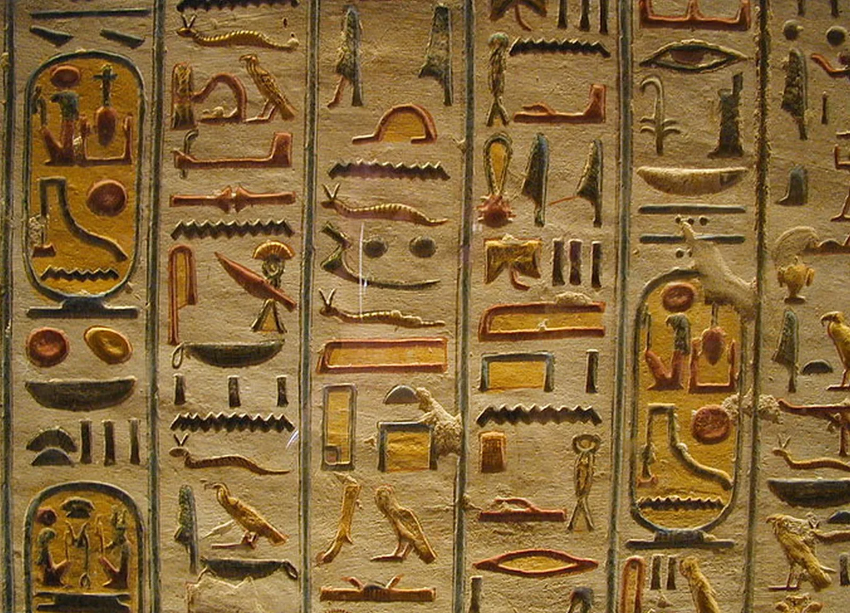 Первая буква египтян. Иероглифическая письменность древнего Египта. Древняя Египетская клинопись. Клинопись в древнем Египте. Египетская письменность древнеегипетские.
