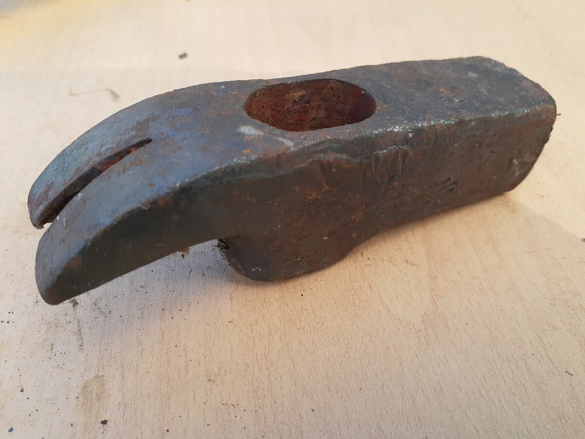 Молоток плотника: тыльная часть выполнена в виде гвоздодера.