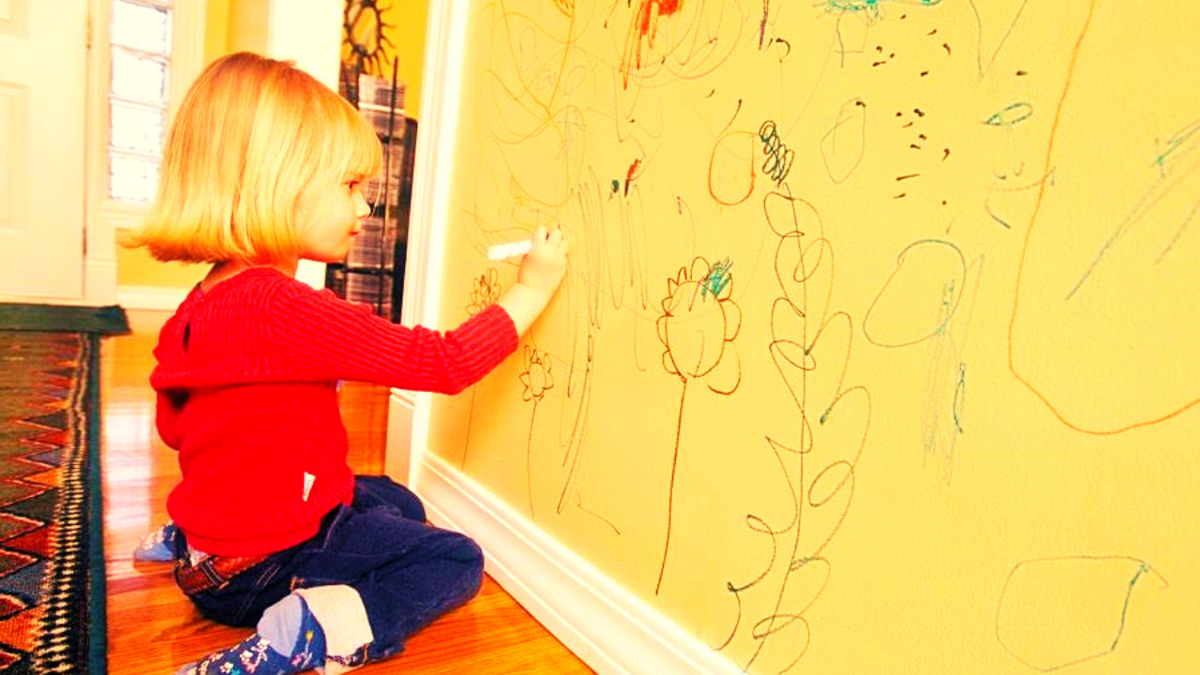 Что делать если ребенок приклеил. Ребенок рисует на стене. Ребенок изрисовал стену. Изрисованные детьми стены в квартире. Ребенок разрисовал обои.