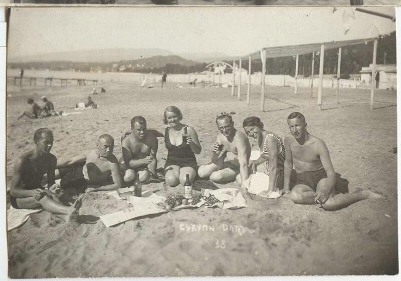 Неизвестный автор. На сухумском пляже. Дата съемки: 1938 год. Источник: МАММ / МДФ