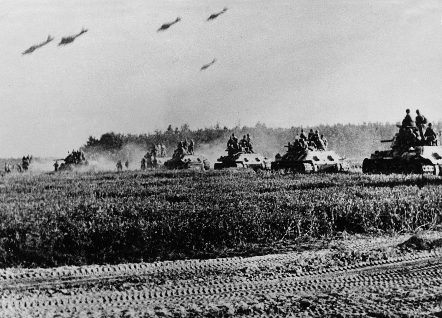Битва на Курской дуге, атака советской армии, 1943 год - Фото: IMAGO/UNITED ARCHIVES