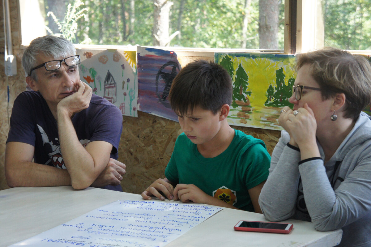 Евгений, Даня и Наталья на занятиях, программа «Территория радости»  