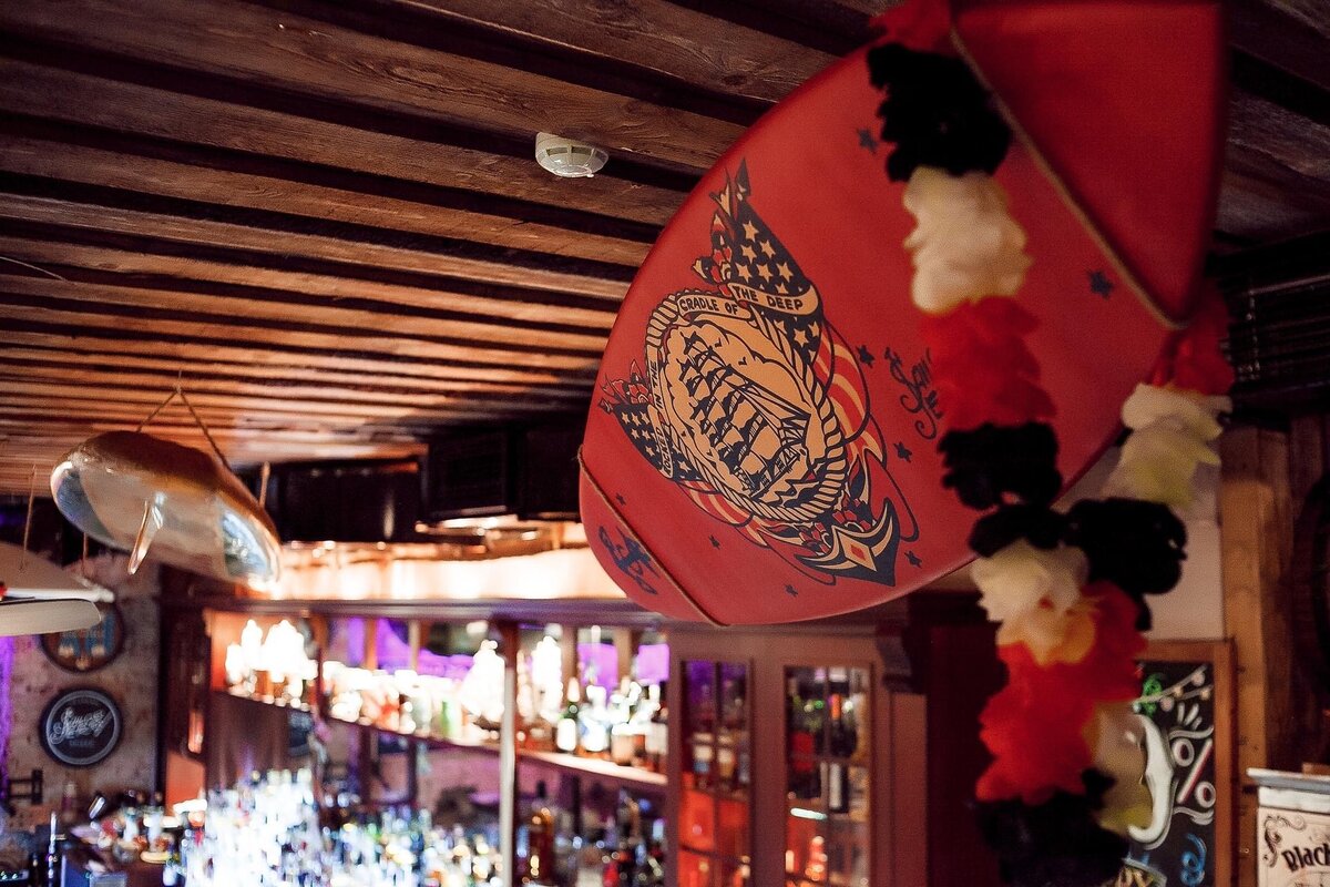 Black Hat bar. Интерьер в стиле хижины на берегу океана. 