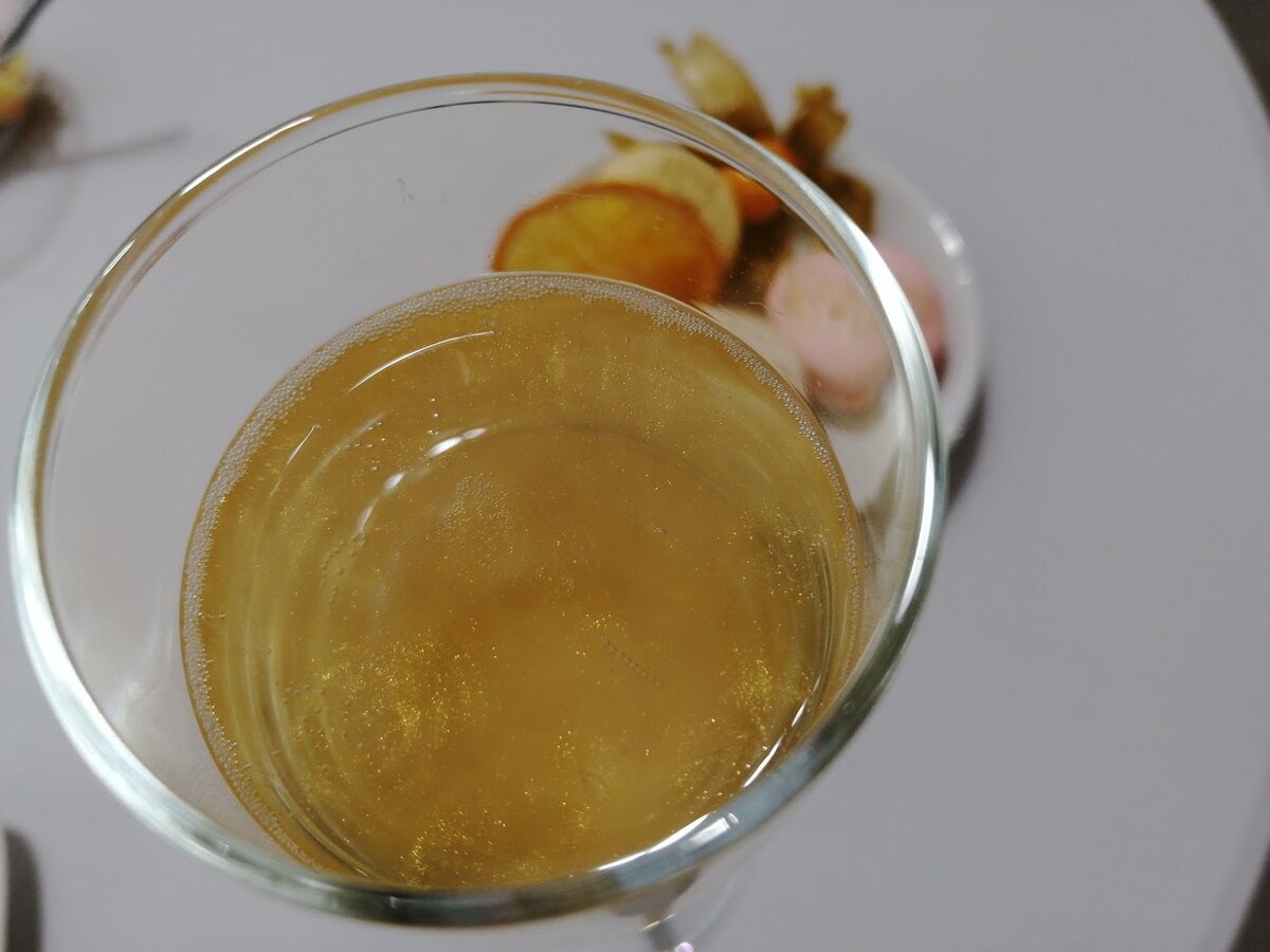 Шампанское с блестками. Фото Светы Давыдовой