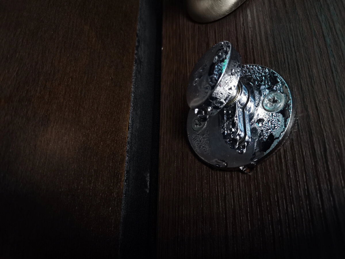 Промерзает и текут замки