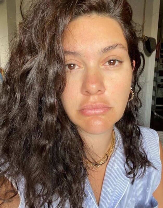 Бергюзар Корель показала себя на честном селфи без капли макияжа на лице. Фото: Instagram.com/berguzarkorel