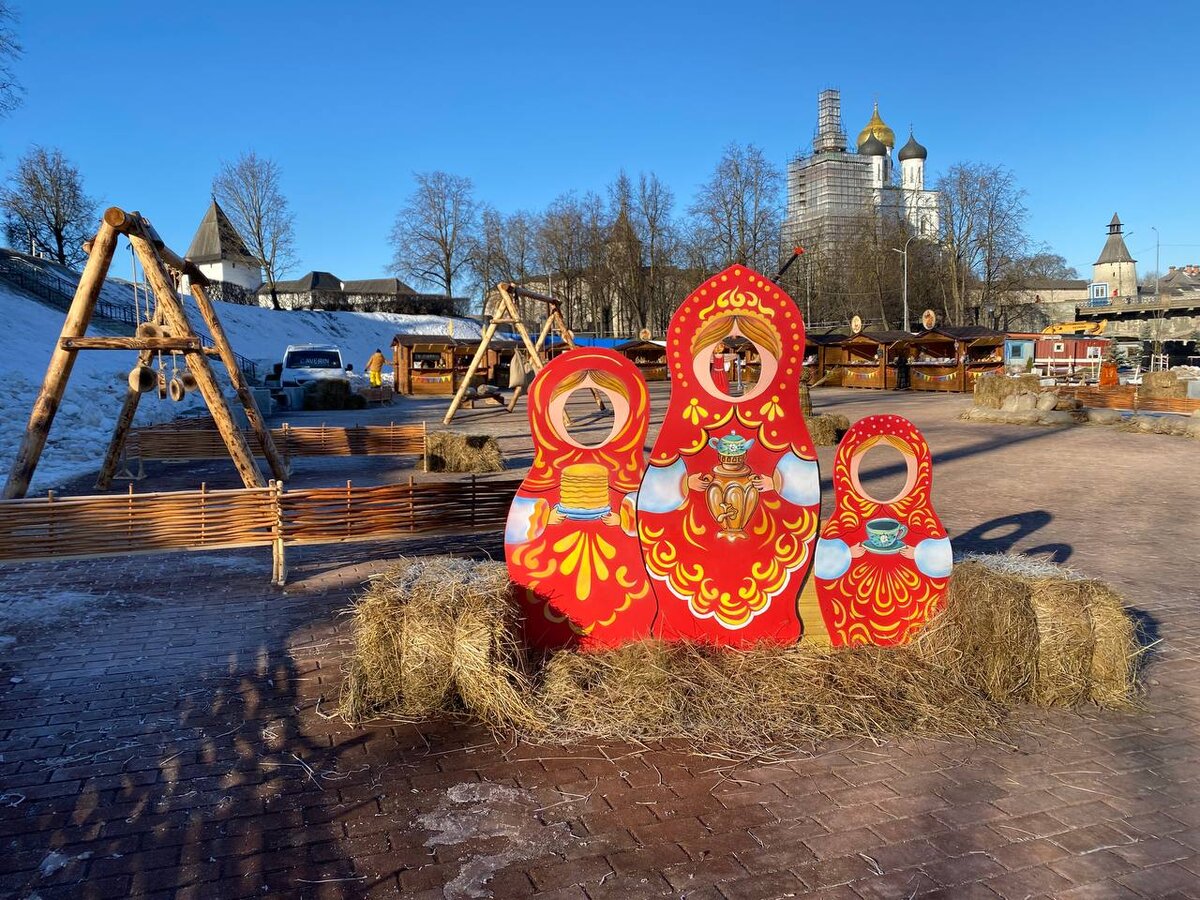 Масленичная деревня будет ждать гостей до 8 марта. Фото: пресс-служба администрации города Пскова