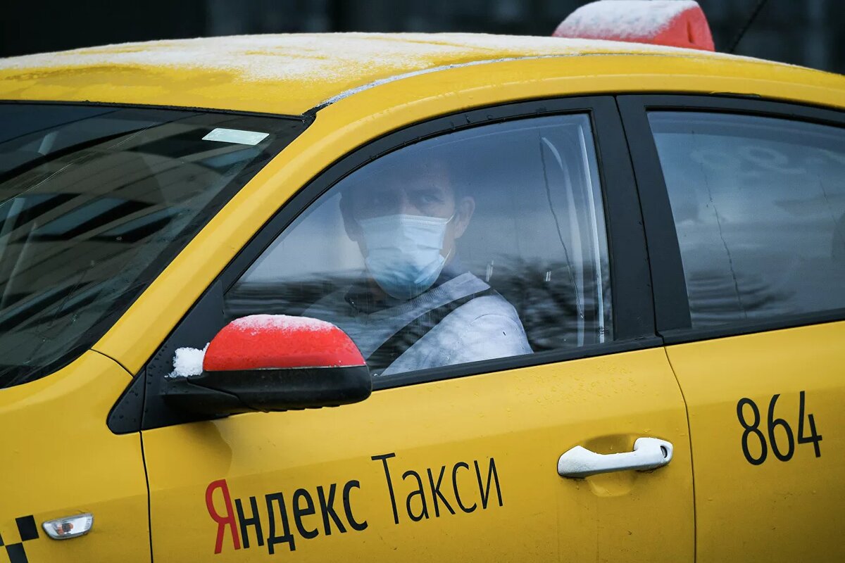 Такси ожидает. Водитель такси. Таксопарк оштрафовали. Последнее такси. Такси иностранцы