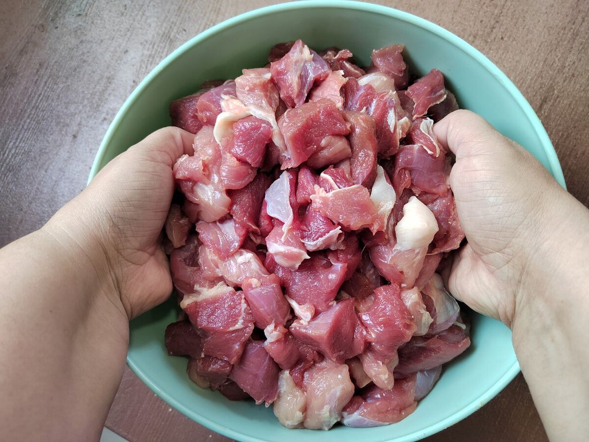 Говядину и свинину перемешиваю и солю. 