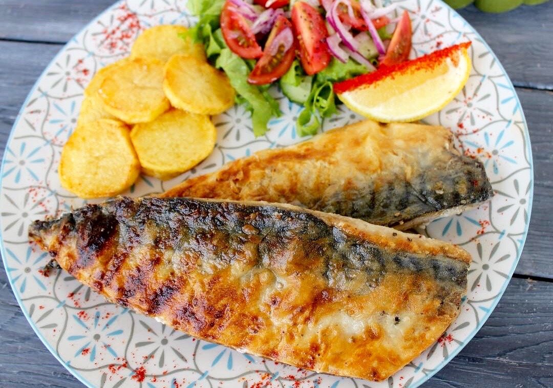 Жареная скумбрия.