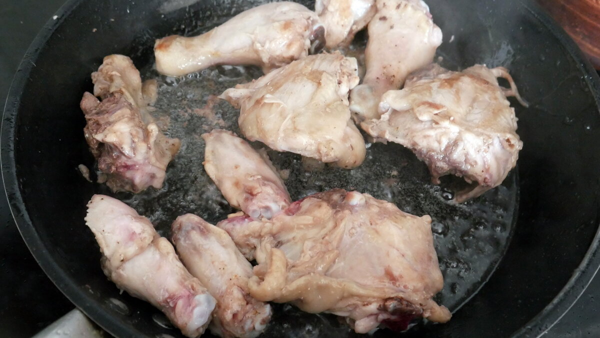 Сперва обжарить курицу,