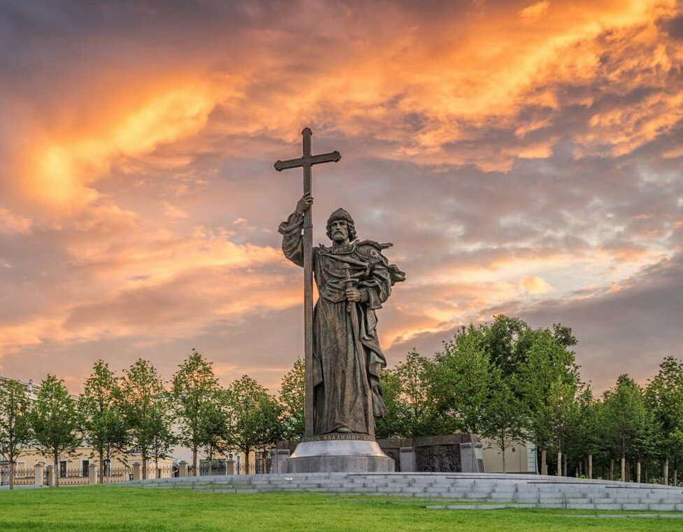 памятник Владимиру Великому в Киеве (1853) (106 л. до эры бандеры)