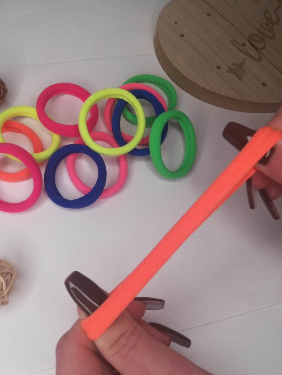 Резинка для волос позволит защитить волосы от воды при купании и песка во время принятия солнечных ванн.