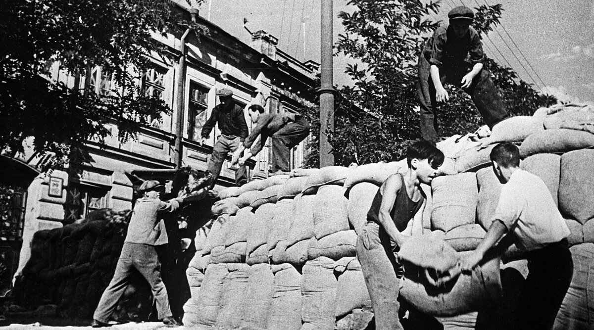 Жители Одессы готовятся к обороне города. 1941 г. // russian.rt.com