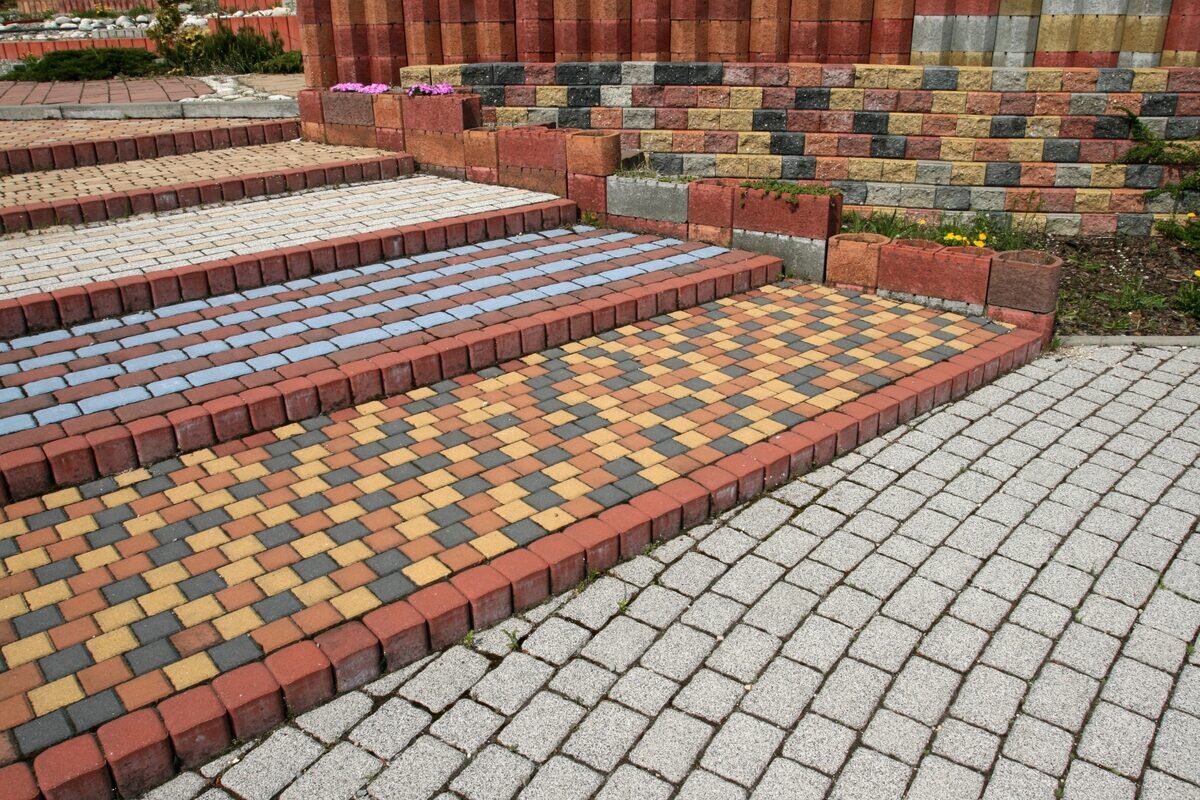 Брусчатка - надежное, красивое, дорожное покрытие.