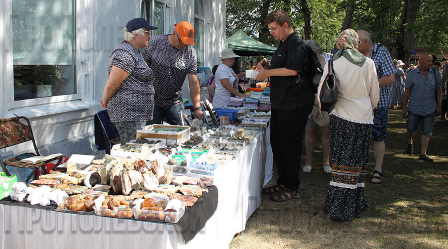 На ремесленной ярмарке мастера со всей России представили многообразие украшений, сувениров, камней разной огранки и без неё