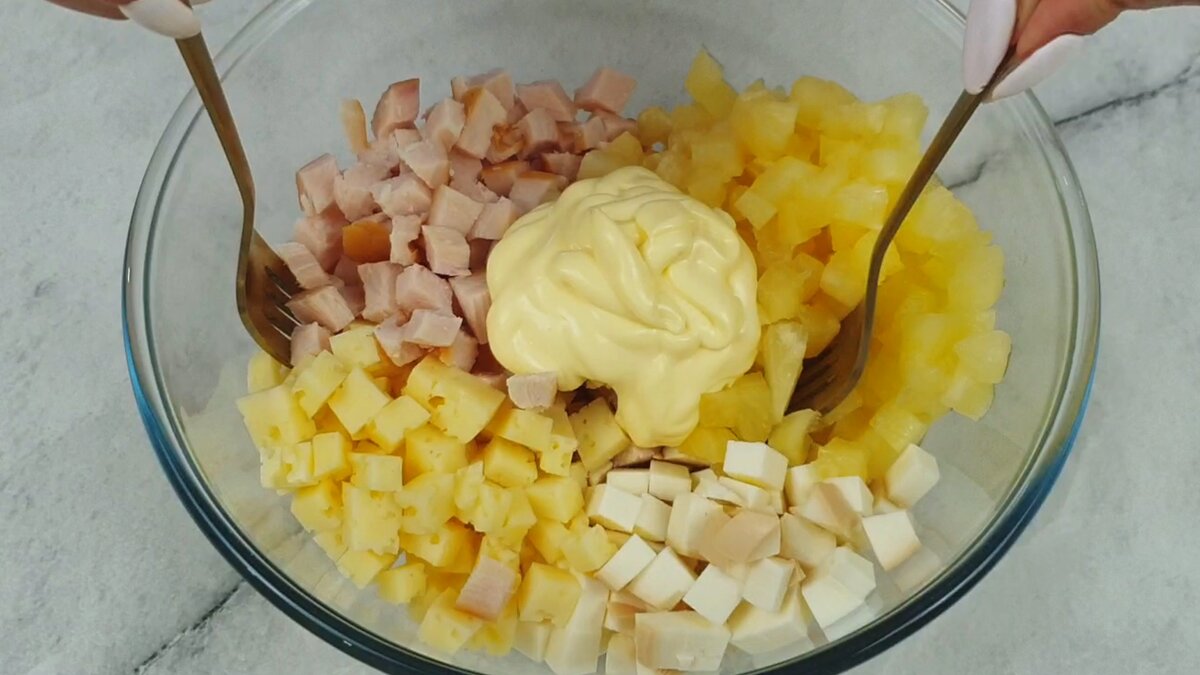 Моя дети обожают салаты с фруктами - яблоками и ананасами. Этот салатик можно готовить как со свежим, так и консервированным ананасом. Ананас очень хорошо сочетается с копченой курочкой и сыром.-6
