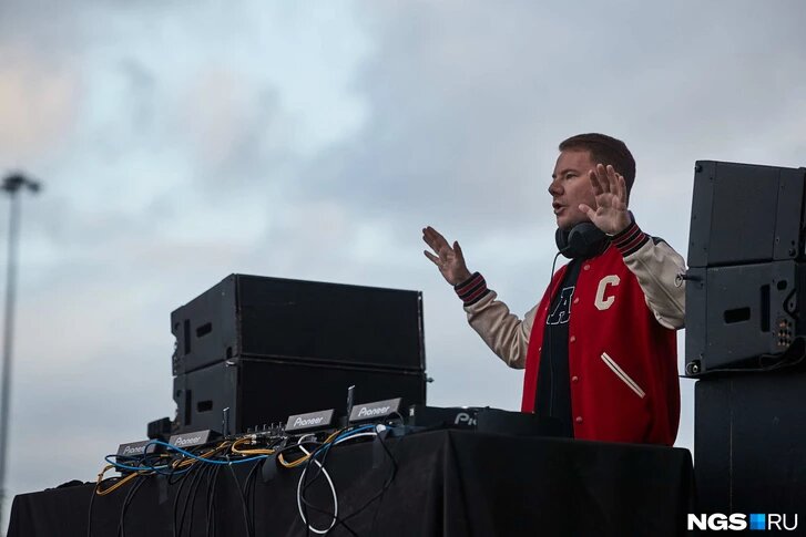 В конце праздничной программы состоялось выступление DJ Smash. Его концерт прошел на уличной площадке Фото: Александр Ощепков / NGS.RU