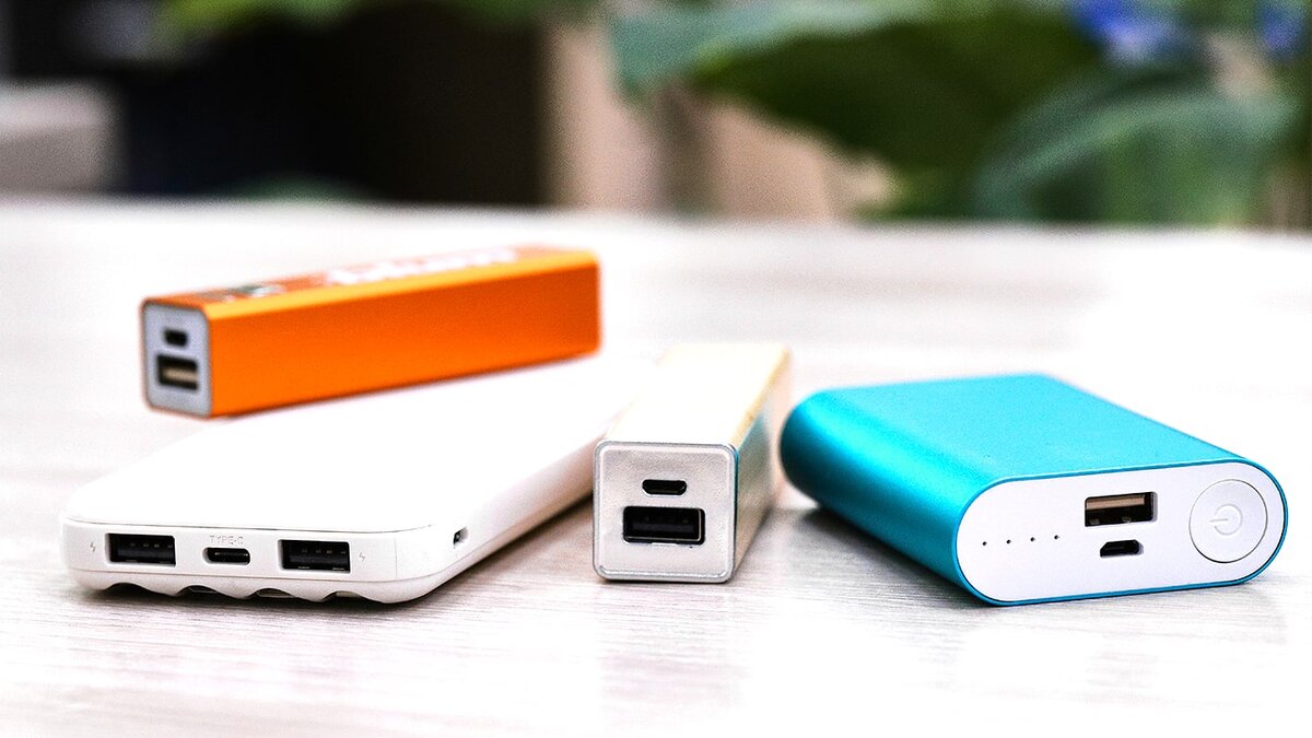 Зарядка для смартфона. Можно ли зарядить айфон повербанком. Внешний накопитесяомиль. Зарядка для смартфона с дисплеем. Повербанки.