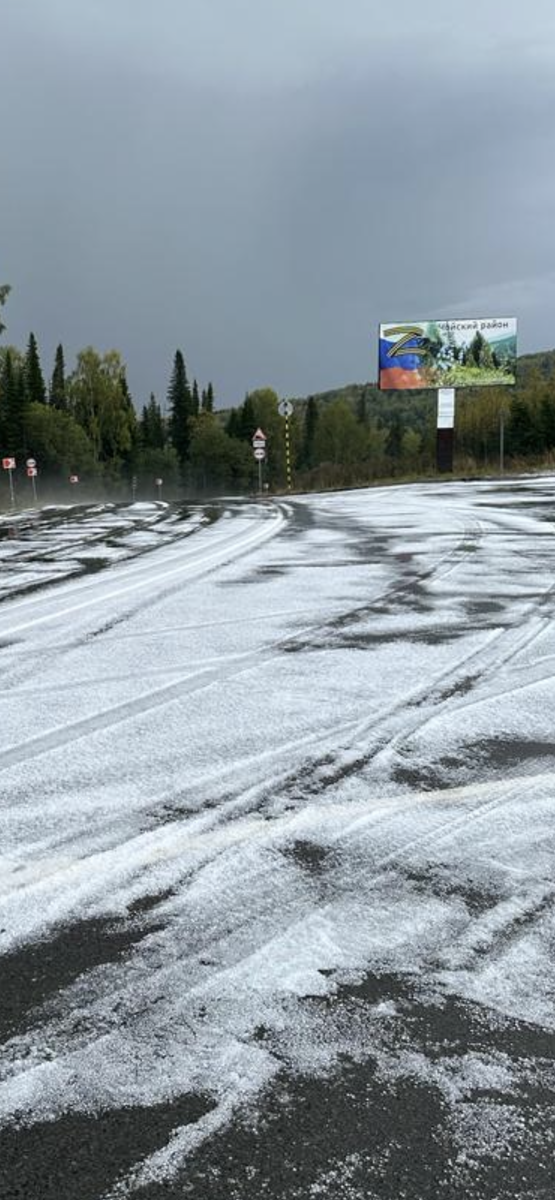 Фото автора.За считанные минуты град покрыл участок дороги на протяжении 12 км.